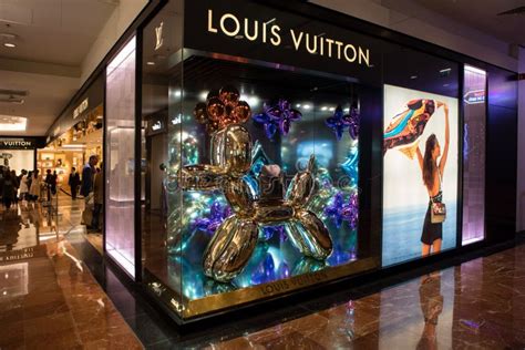 fabbrica louis vuitton parigi|Sfondano la vetrina di Louis Vuitton con un'ariete e portano via .